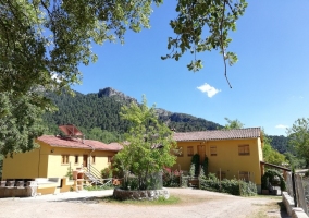 Cocina con la zona de estar al lado