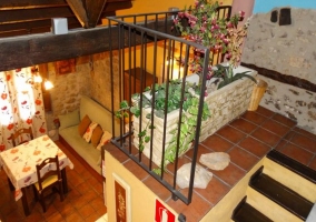 Salón comedor con muro de piedra