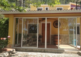 Sala de estar con mesa de comedor y chimenea