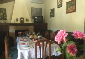 Sala de estar y la cocina al fondo