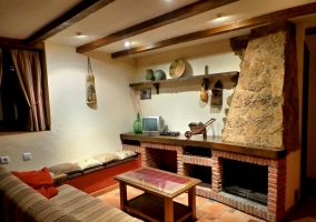 Sala de estar con chimenea y televisión