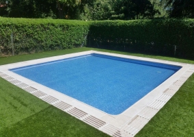 Acceso a la piscina de la casa con jardines