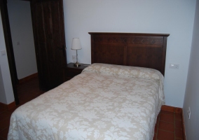 Dormitorio de matrimonio en la casa con armario de madera