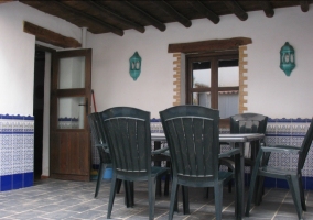 Patio interior con muebles de exterior