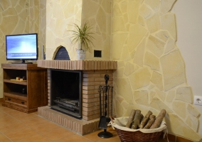 Sala de estar con chimenea encendida