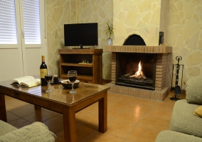 Sala de estar con chimenea y juegos