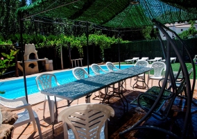 Sala de estar con chimenea y mesa de comedor