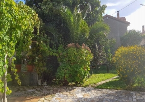 Sala de estar con chimenea y ventanal al fondo