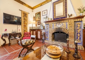 Sala de estar con sillones y chimenea junto a la mesa de comedor