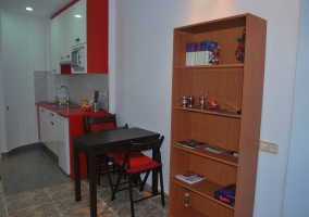 Cocina con zona de comedor y mesa