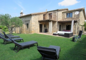 Sala de estar con chimenea vista desde la zona de comedor