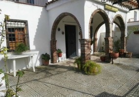 Sala de estar con la chimenea y los sillones