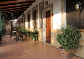 Sala de estar con chimenea y puerta abierta