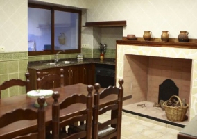 Cocina-comedor con chimenea