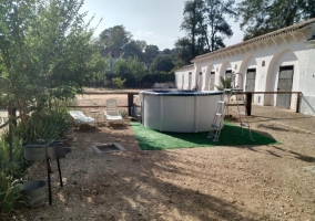 Amplios exteriores con la barbacoa y la piscina