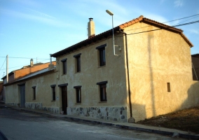 Acceso a la casa con ventanas y puerta