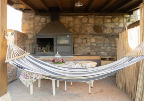 Sala de estar con sillones y escalera