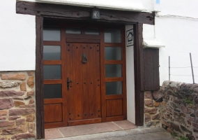 Sala de estar y mesa de madera con sillas