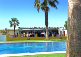 jardín piscina