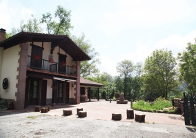 Sala de estar con chimenea amplia y zona de comedor