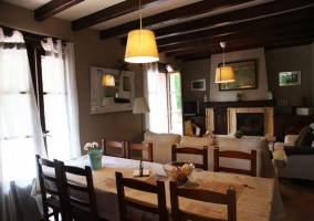 Sala de estar con la chimenea y mesa