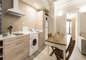 Cocina comedor de la casa con la mesa de madera