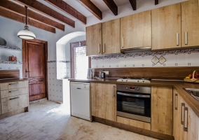 Cocina de la casa con detalles de madera y fuegos