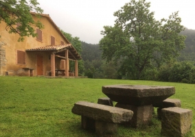 Acceso a la casa y sus jardines