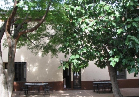 La sala de estar con mesa de comedor