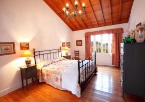 Sala de estar con sofá cama, armario y ventana grande