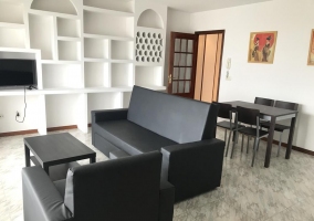 Sala de estar con su mesa y terraza