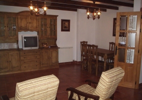 Cocina de la casa con ventanas