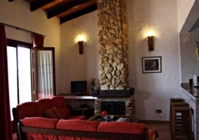 Sala de estar con sofás y chimenea