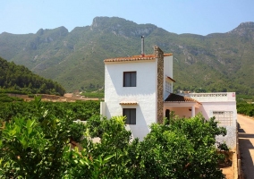 Piscina y fachada de la casa