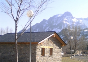 Casa con porche en día de nieve