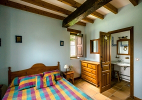 Habitación doble con cama de matrimonio y baño