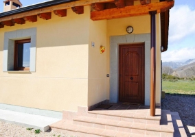 Sala de estar con espacio de comedor y una chimenea