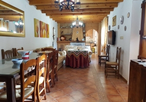 Sala de estar y la mesa de comedor al lado