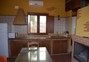 Cocina de la casa con una mesa