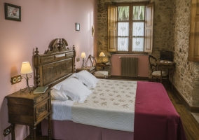 habitación doble con cama de matrimonio