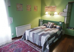 Habitación con cama de matrimonio