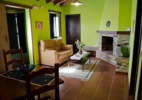 Sala de estar con cocina y mesa de comedor