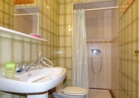 Aseo de la casa con ducha y cortina
