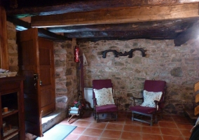 Sala de estar con imponente chimenea de piedra