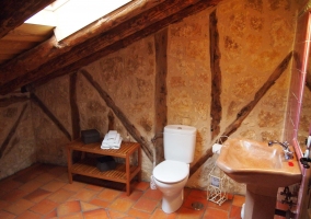 Baño con bañera en habitación