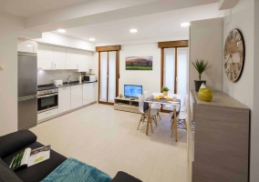 Sala de estar con cocina y la mesa de comedor al lado