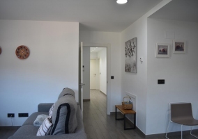 Cocina con mesa de comedor y la ventana