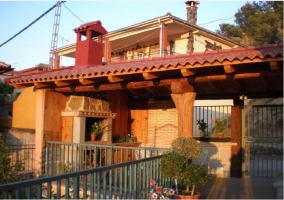 Terraza iluminada y muy soleada de la casa rural