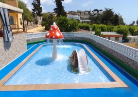 Amplia piscina infantil