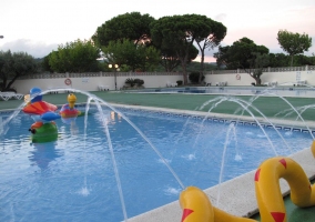 Amplia piscina con chorros